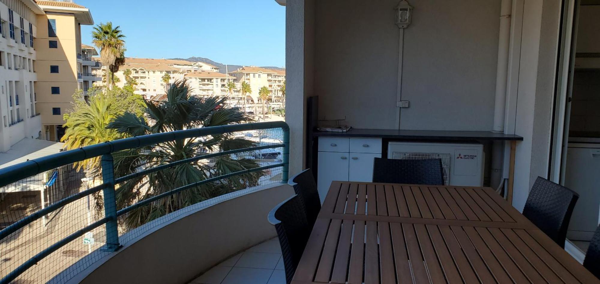 Cesaree Borghese, Port Frejus, Grand 2-3 Pieces, 4 Fréjus